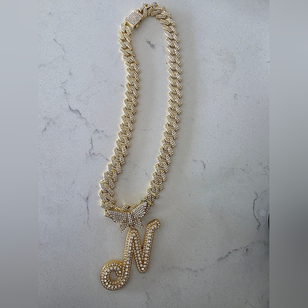 Elegant Gold 'N' Pendant Necklace